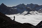 Sul Pizzo del Diavolo della Malgina (2926 m.) il cielo è blu sopra le nuvole il 9 ottobre 2010 - FOTOGALLERY